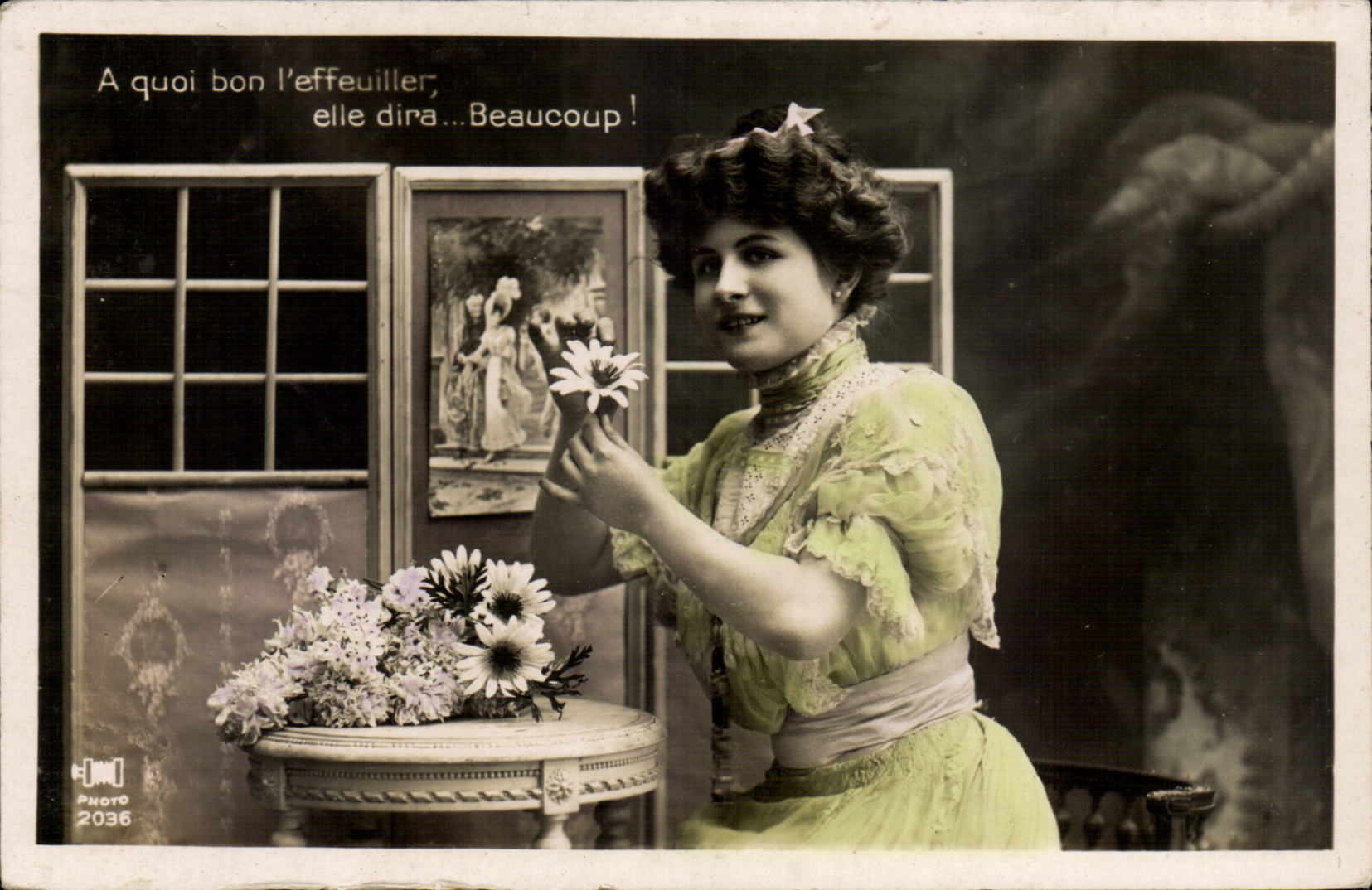 Femme en robe verte tenant une fleur — texte imprimé — éditeur PHOTO 2036