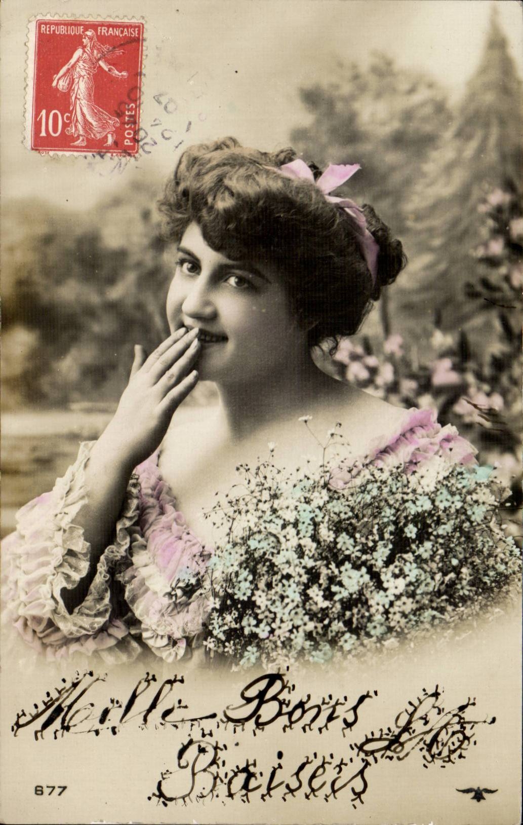 Junge Frau in einem farbenfrohen Kleid — mit Blumenstrauß — anonymer Verlag, Nr. 877