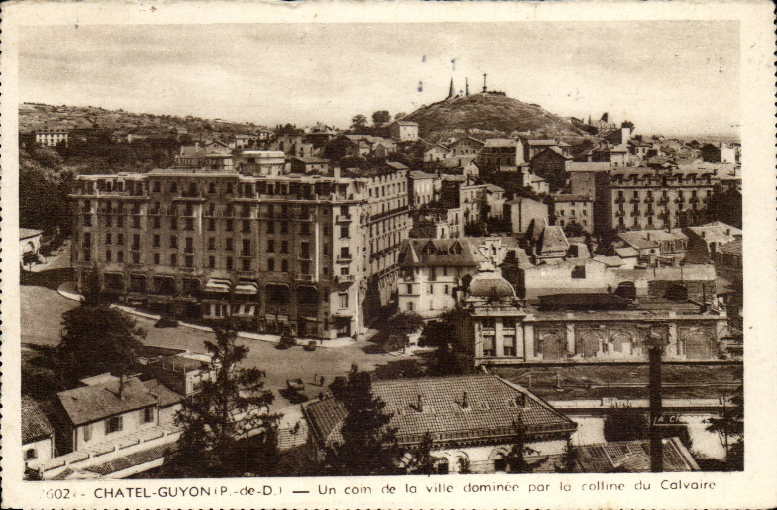 Châtel-Guyon (P.-de-D.) — Un coin de la ville dominée par la colline du Calvaire — éditeur A. Clavaire, n°6021