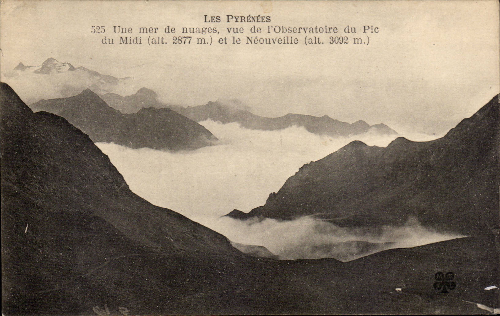 CPA Pyrenees Une mer de nuages vue de l'observatoire du pic du Midi et le Neouveille