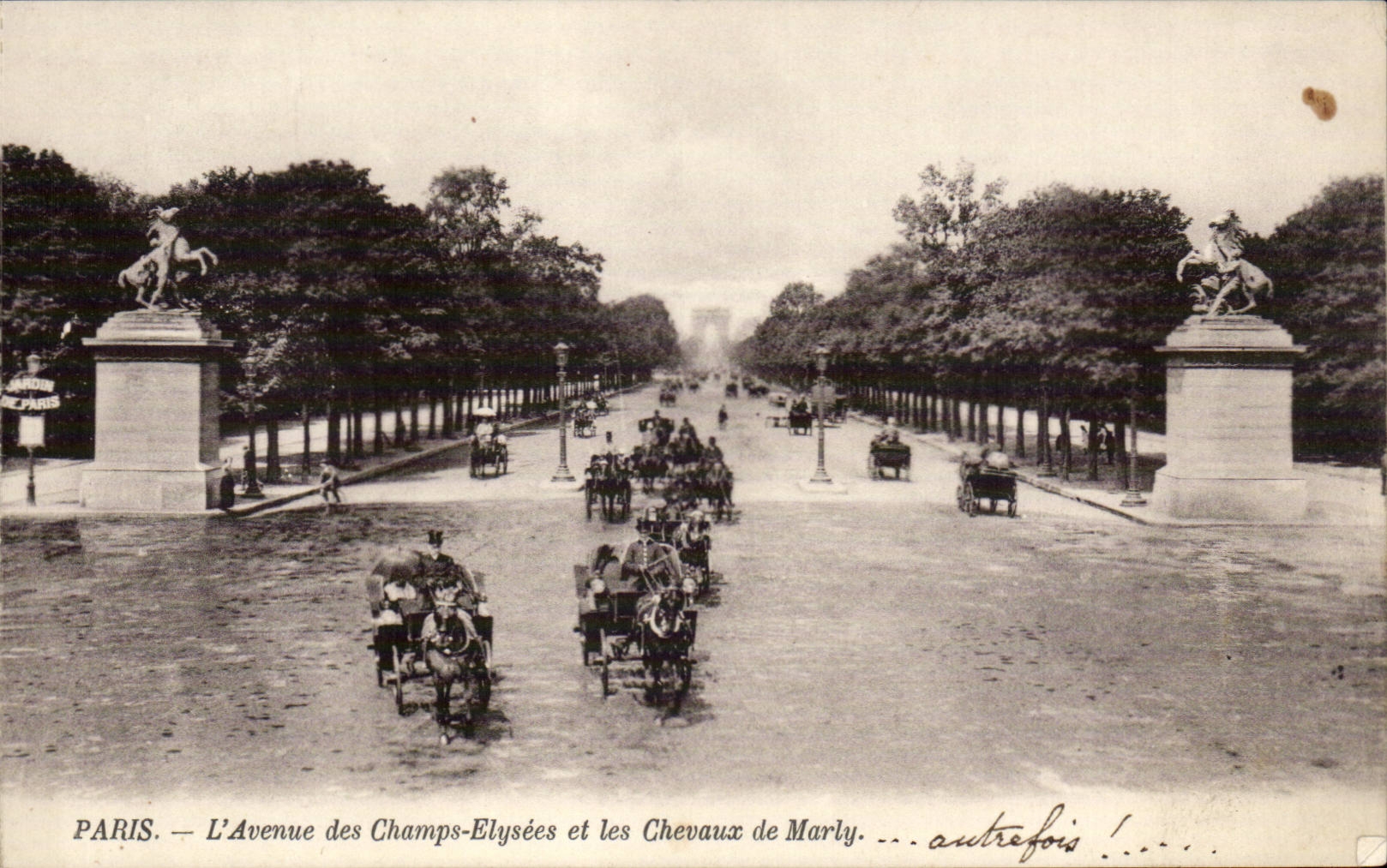 Paris CPA Avenue des Champs Elysees et les chevaux de Marly