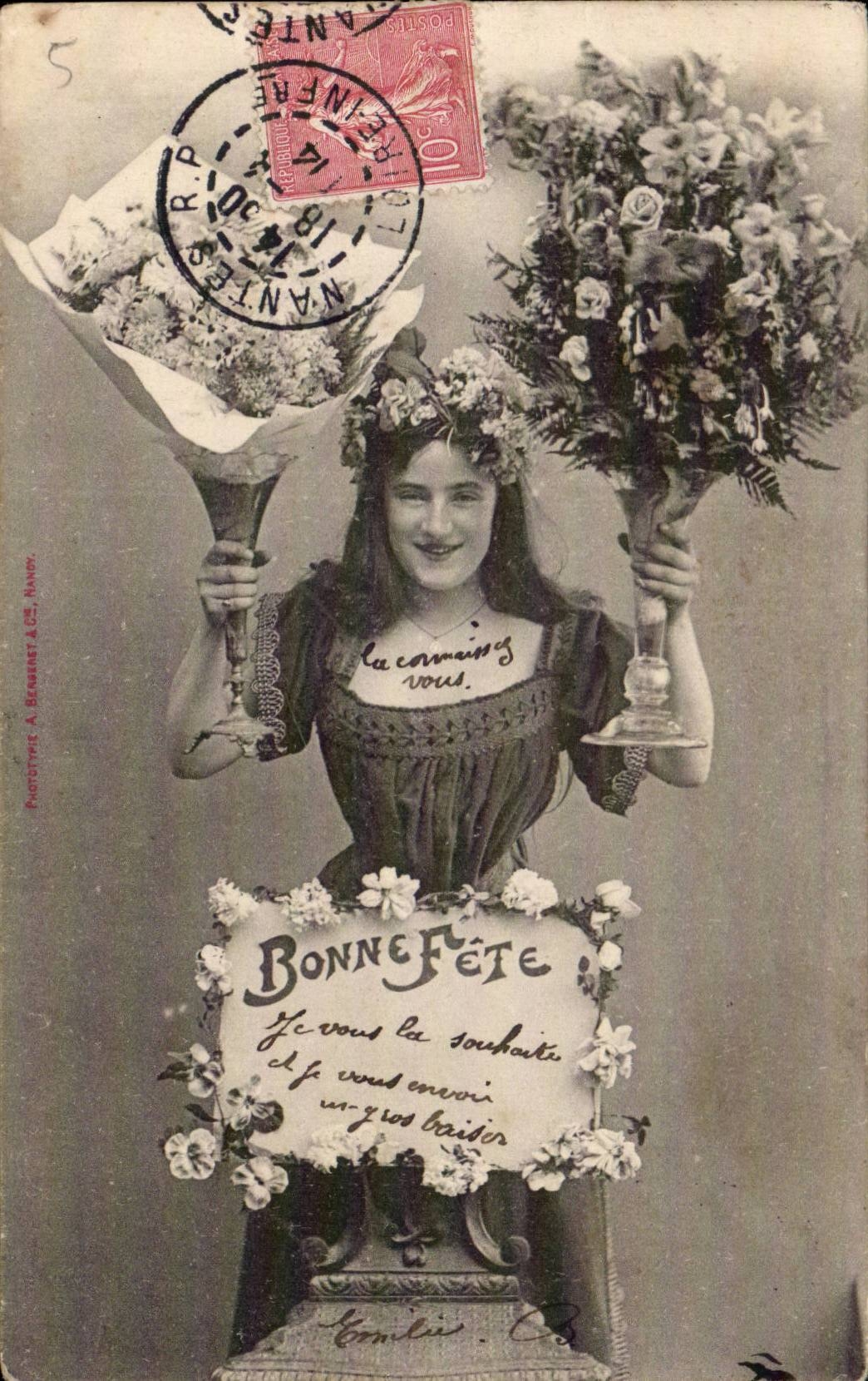 Mujer con corona de flores sosteniendo dos ramos — Fototipia A. Steinmetz & Cie, Nantes — n°5