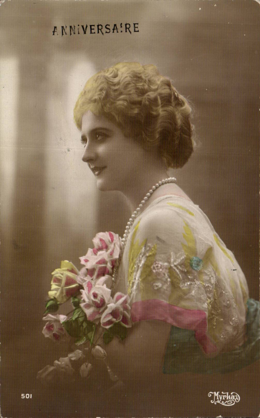 Femme en robe brodée tenant un bouquet — Anniversaire — Myrcha, n° 501