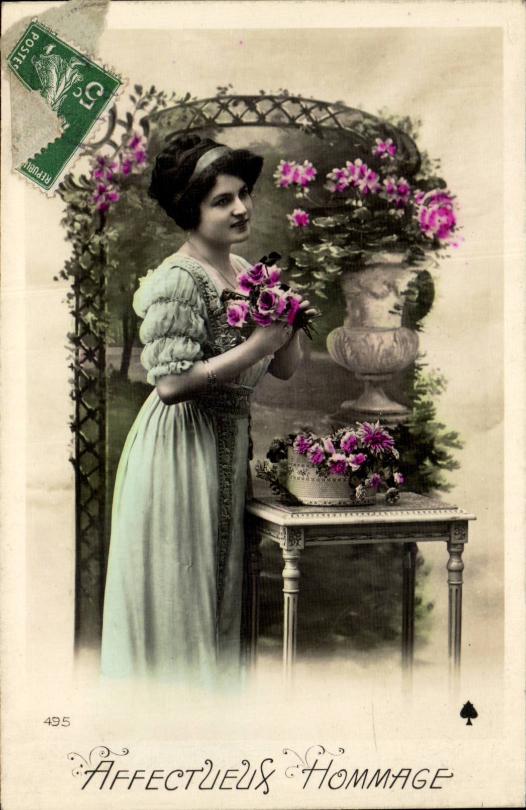 Femme en robe légère — avec bouquet de fleurs — éditeur anonyme, n° 495
