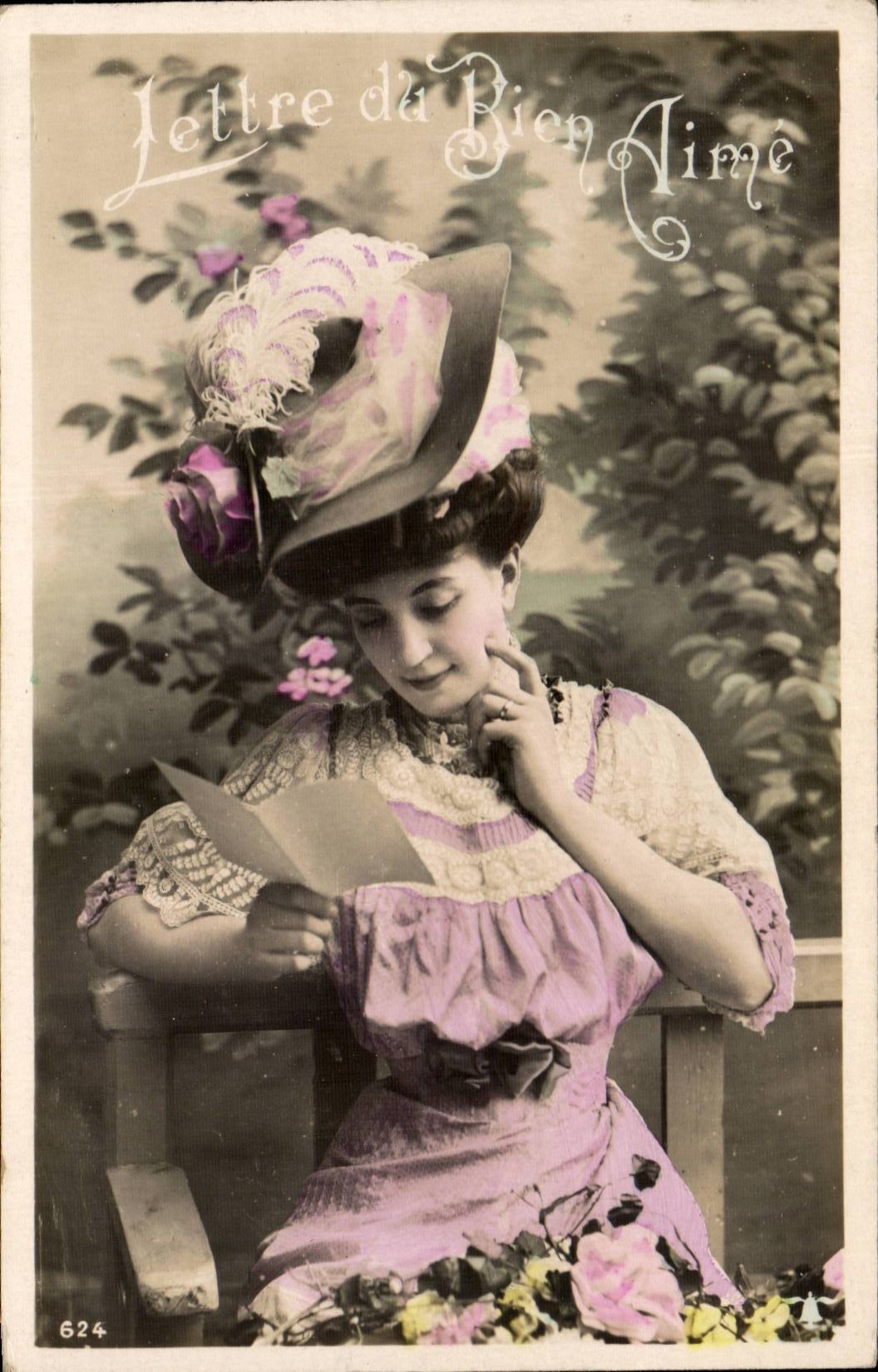 Femme en robe et chapeau rose lisant une lettre — Lettre du Bien Aime — n°624