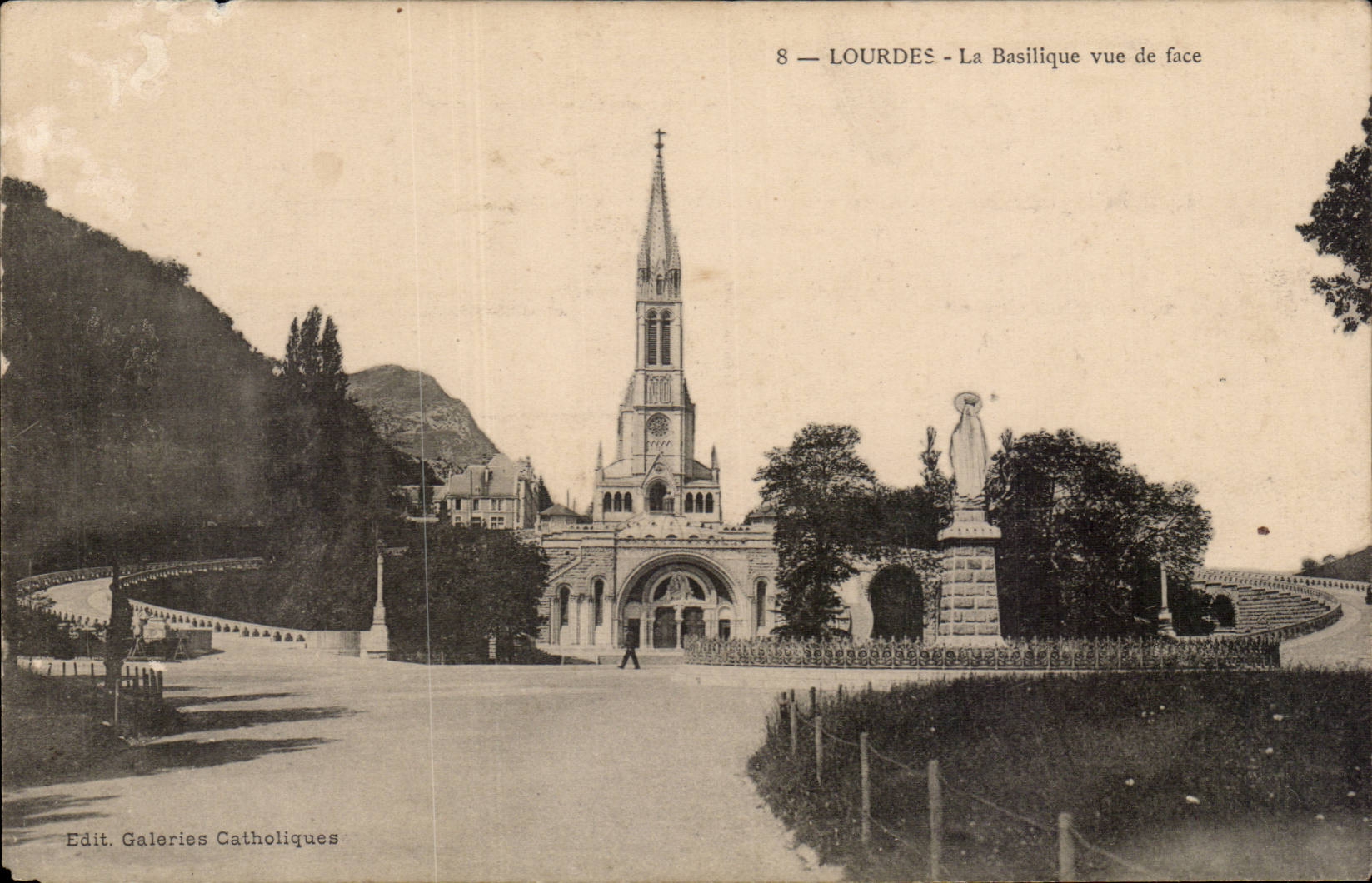 CPA Lourdes La basilique vue de face