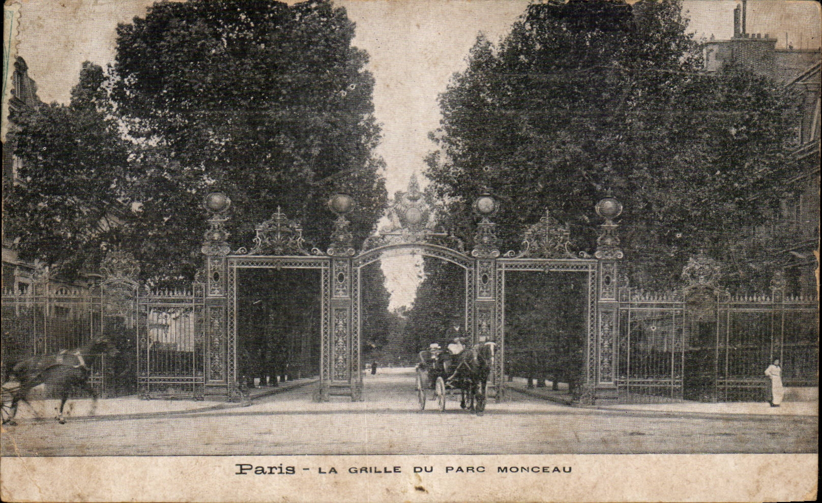 Paris CPA La grille du parc Monceau