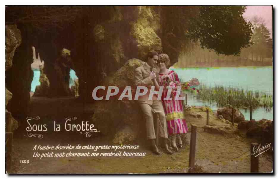 CPA Fantaisie Femme Sous la grotte
