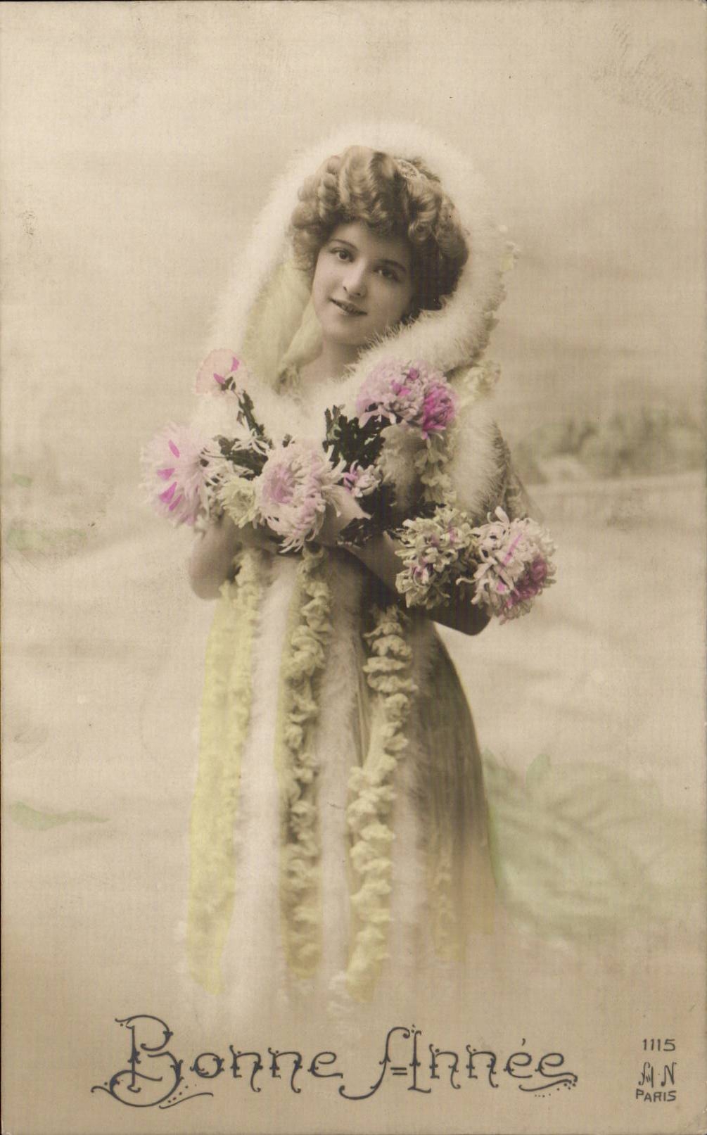 Jeune femme en fourrure tenant un bouquet — Bonne Année — J.A.N. Paris, n°1115