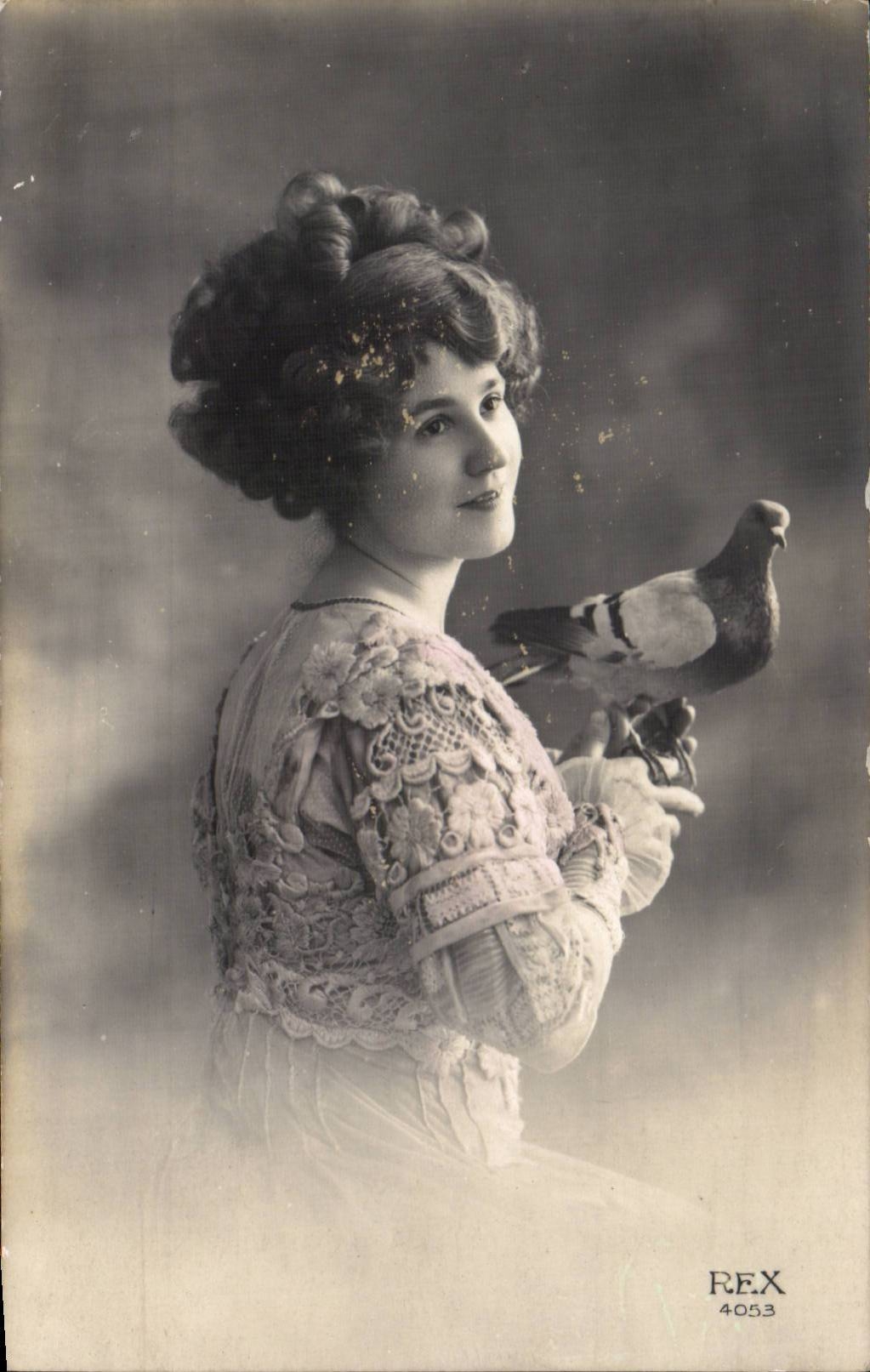 Jeune femme tenant un pigeon — REX 4053