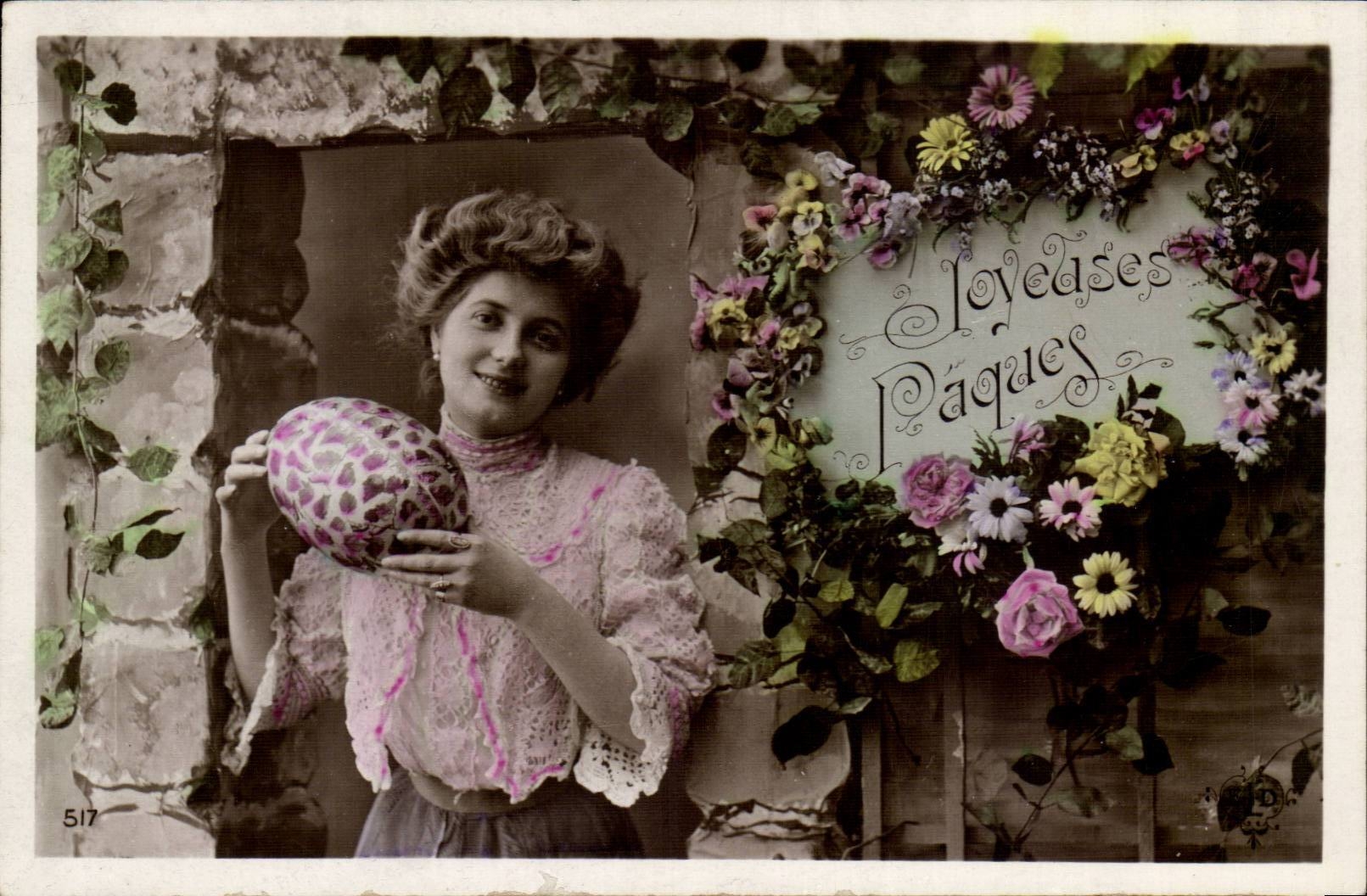 Donna che tiene un uovo di Pasqua — decorazione floreale e iscrizione 'Buone Pasquetta' — serie 517