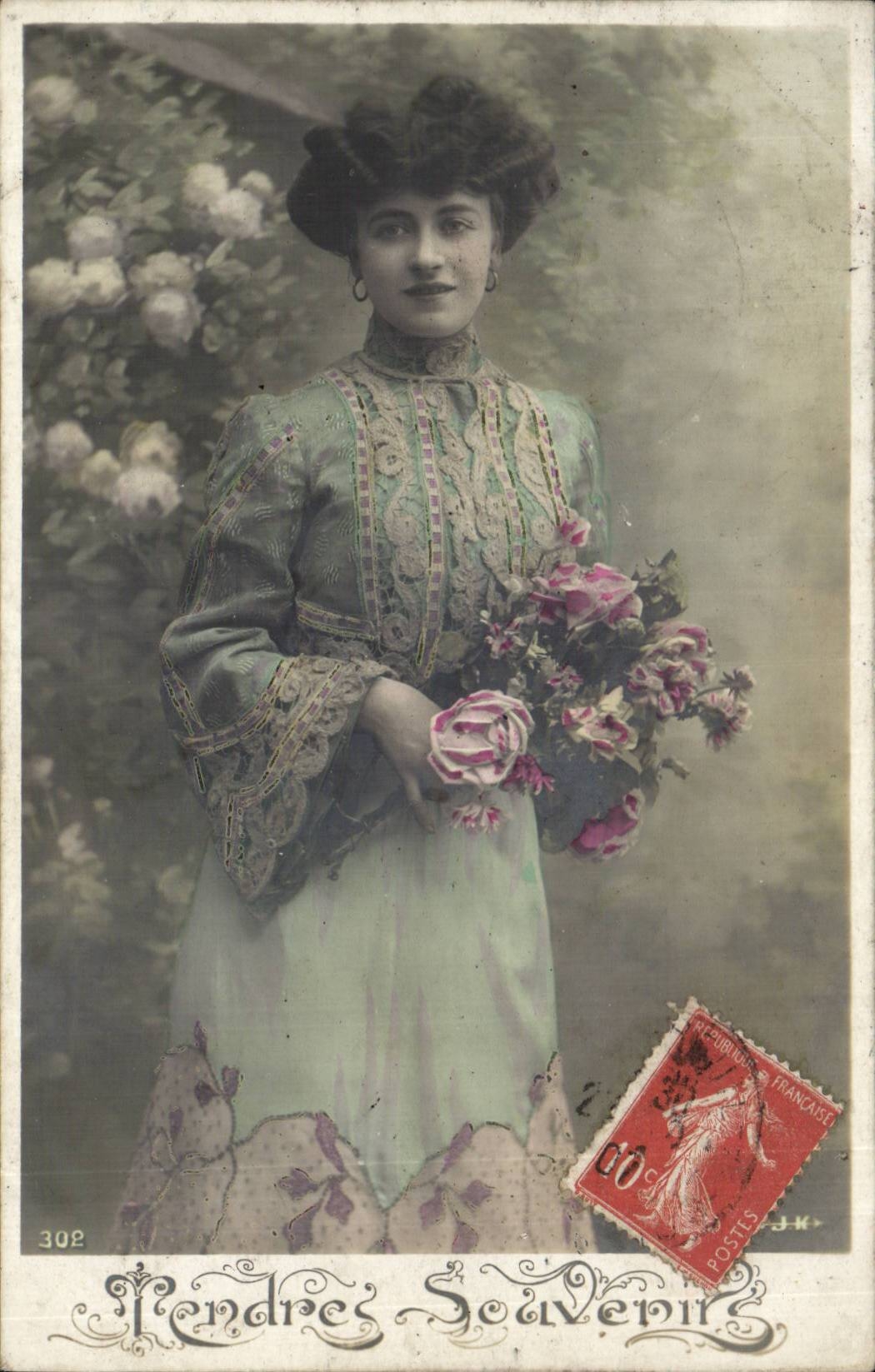 Femme en robe ornée tenant un bouquet de roses — Éditeur J-K, n° 302
