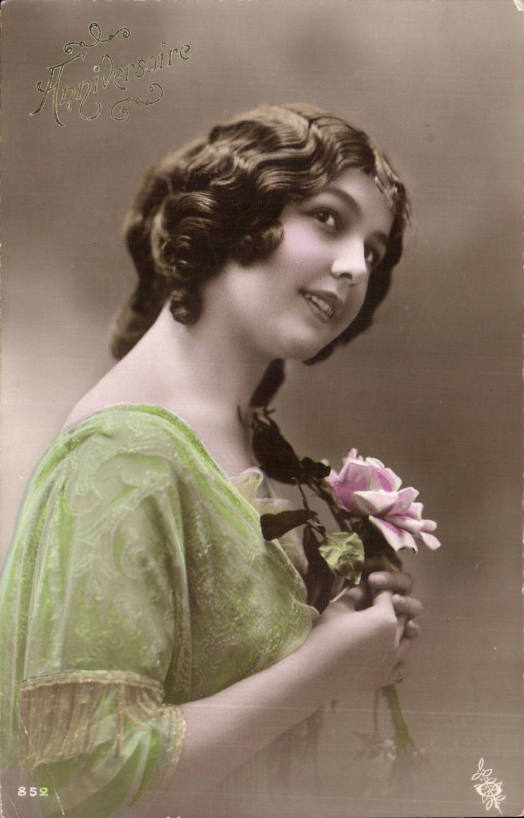 Jeune femme tenant une rose — Anniversaire — série 852, éditeur inconnu