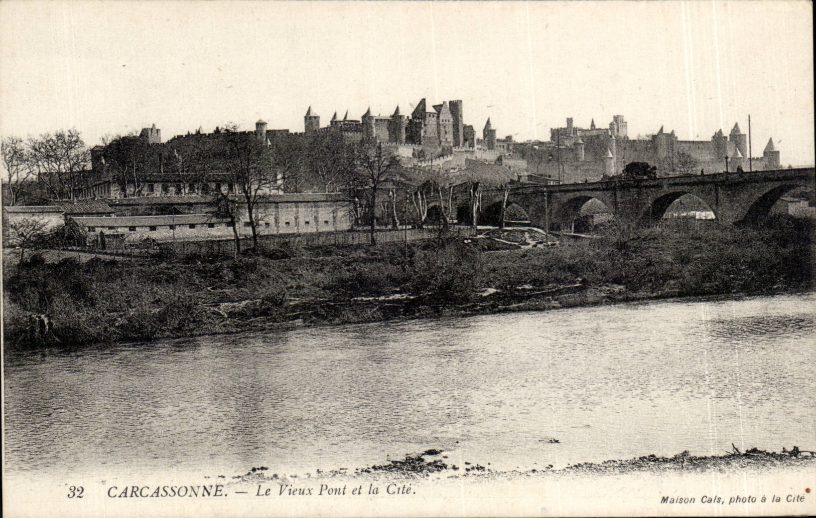 Carcassonne — Le Vieux Pont et la Cité — Maison Cals, photo à la Cité