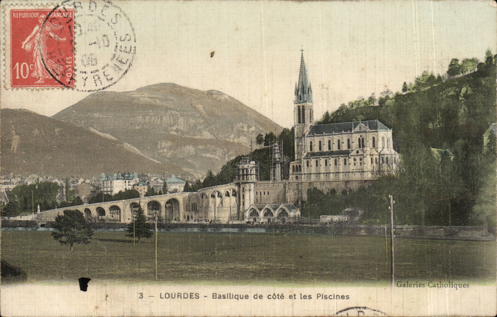CPA Lourdes Basilique de cote et les piscines