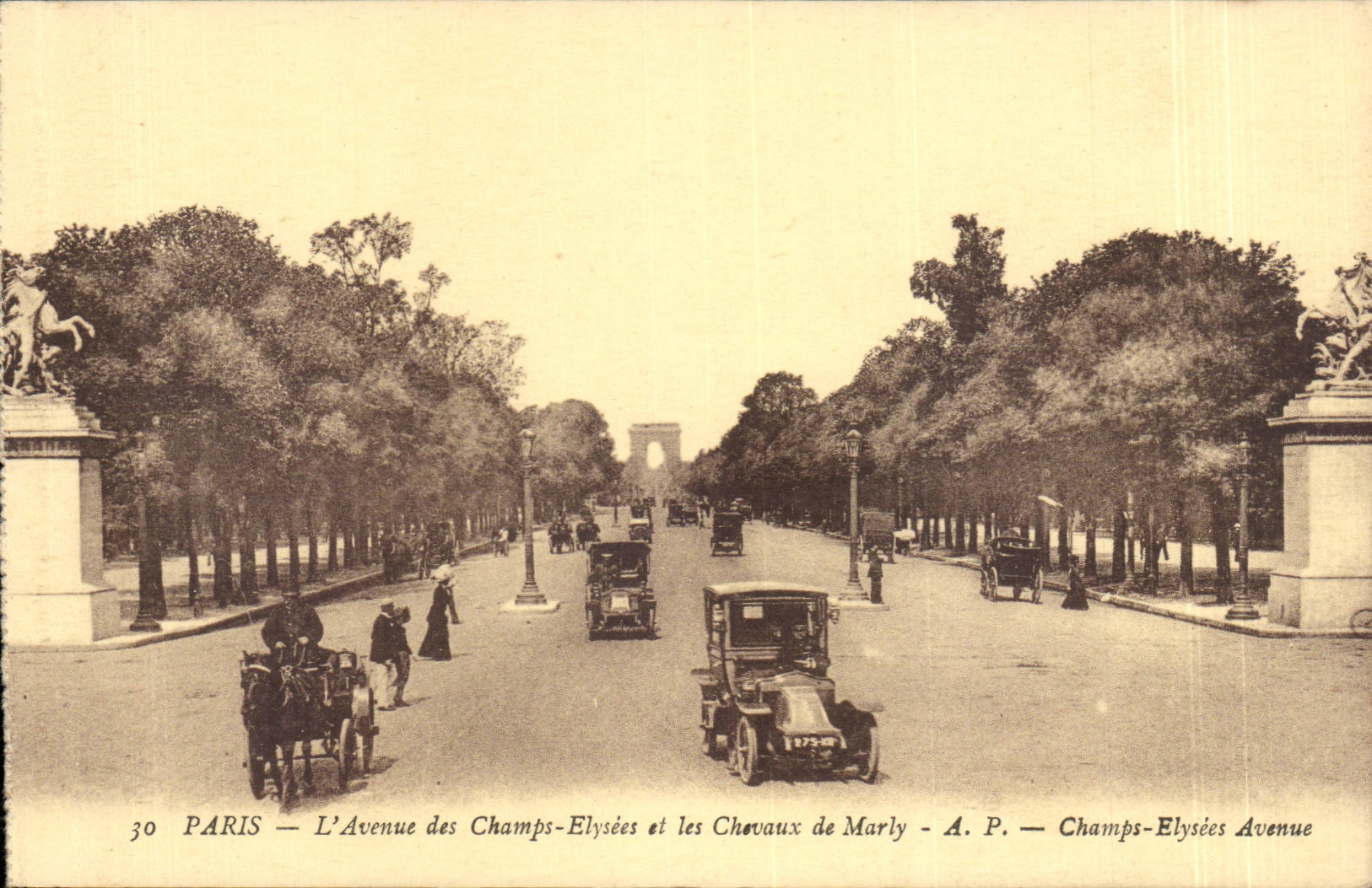 CPA Paris Avenue des Champs Elysees et le chevaux de marly 