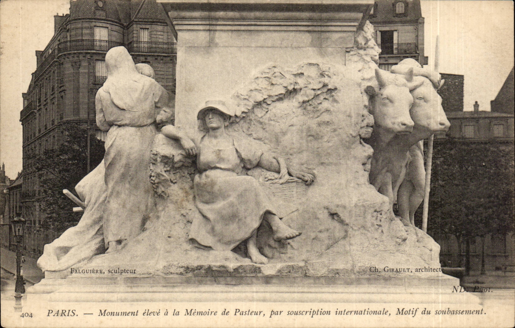 CPA Paris Monument eleve a la memoire de Pasteur motif de soubassement ( boeufs )