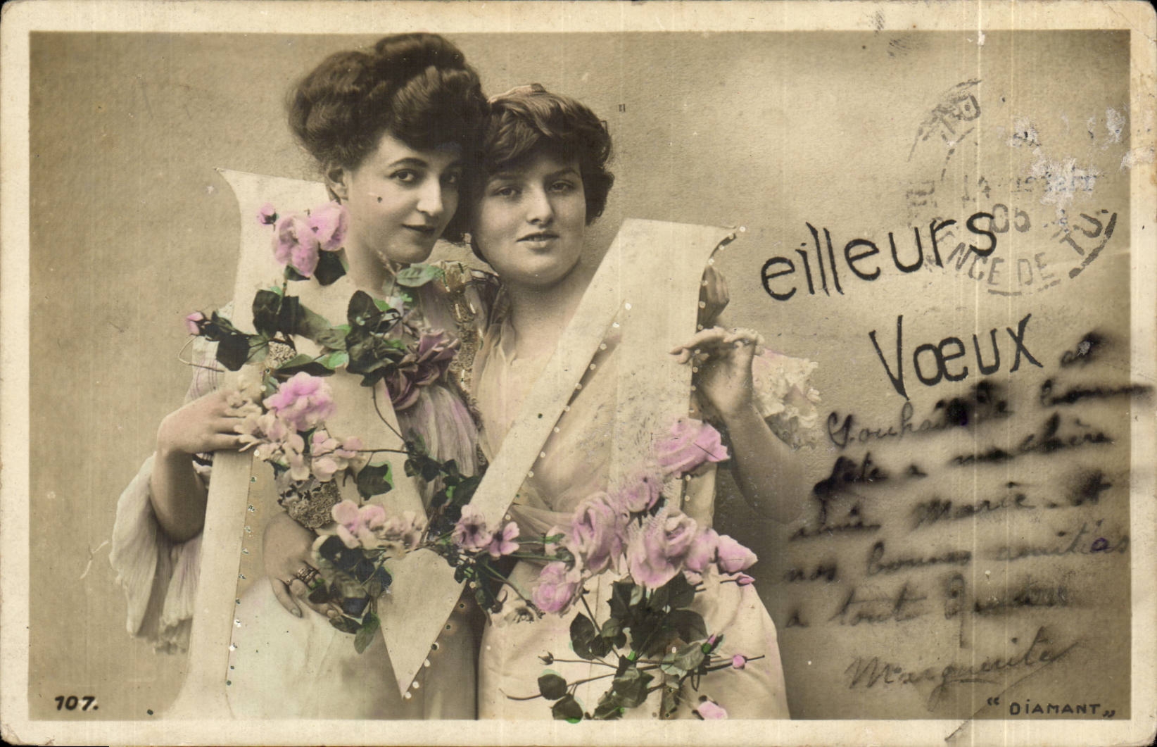 Deux jeunes femmes — avec bouquet de roses — éditeur OIAMANT, n° 107