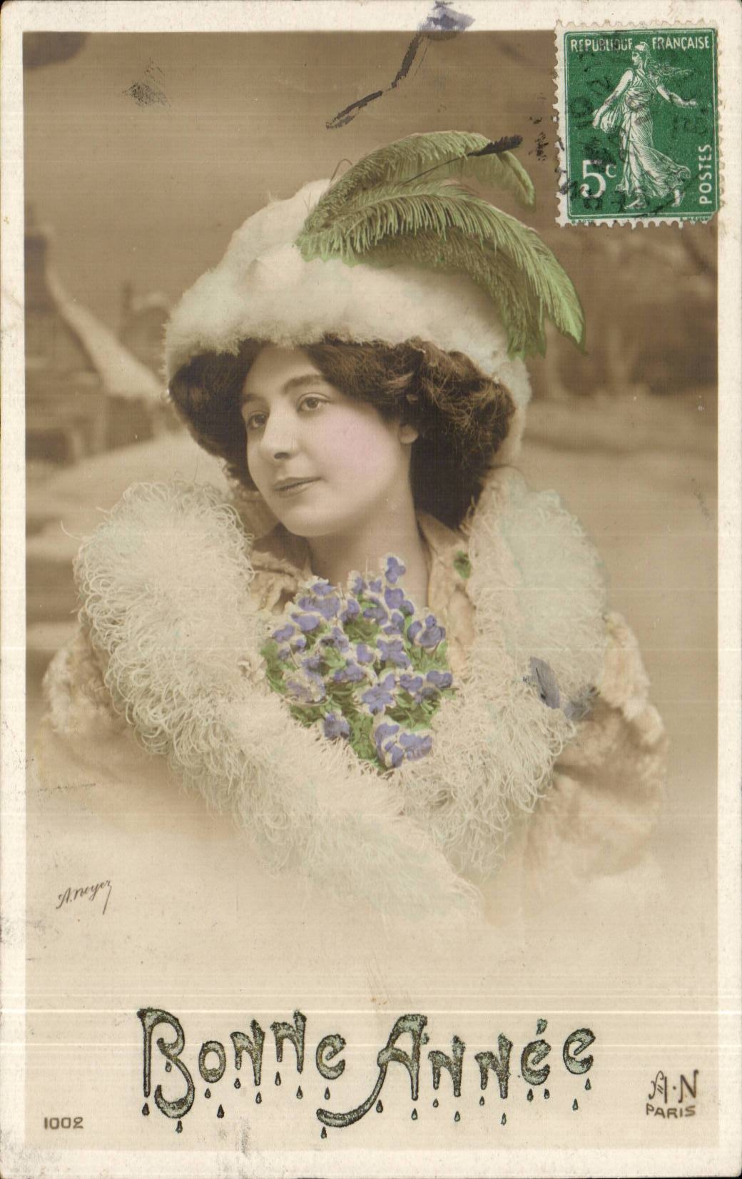 Jeune femme en fourrure et plumes — Bonne Année — A-N Paris, n° 1002