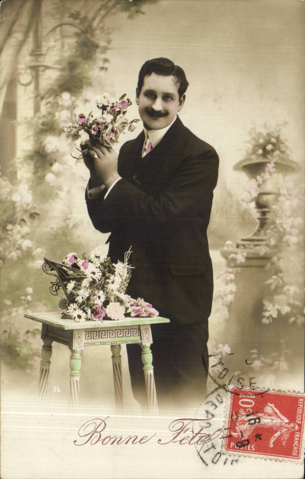 Homme en costume — tenant un bouquet — éditeur inconnu, n° 36