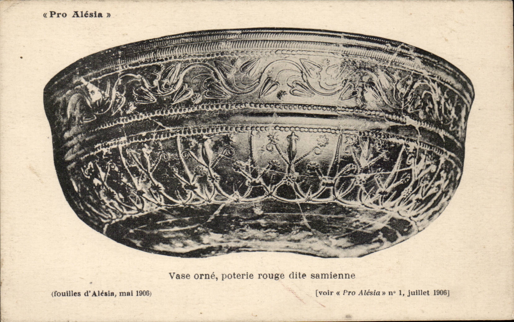 Vase orné, poterie rouge dite samienne — fouilles d'Alésia, mai 1906 — « Pro Alésia » n°1, juillet 1906