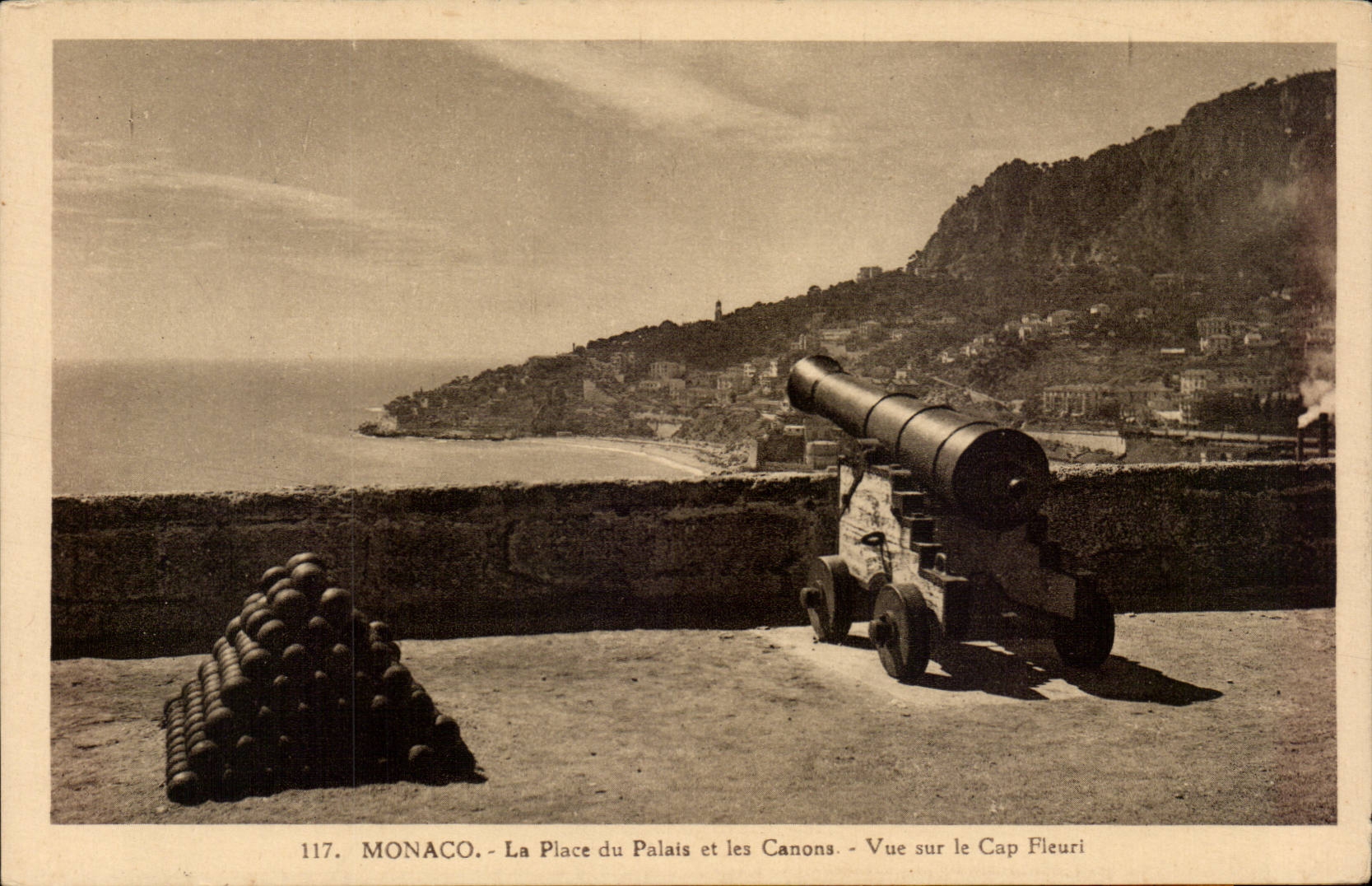 CPA Monaco La place du palais et les canons Vue sur le cap fleuri