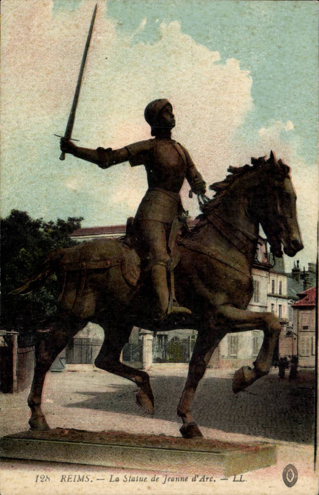 CPA Reims La statue de Jeanne d'arc