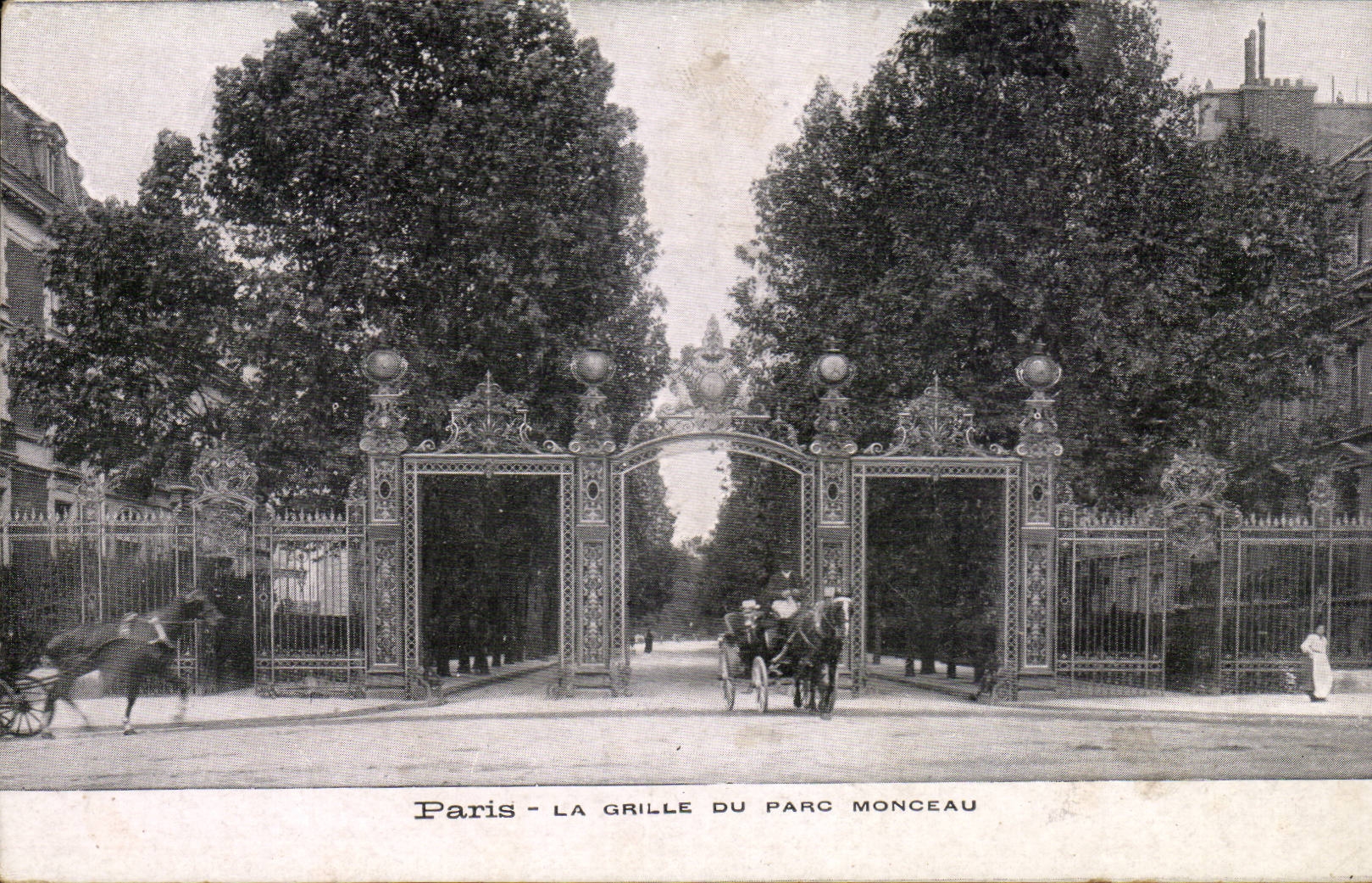 Paris CPA La grille du parc Monceau