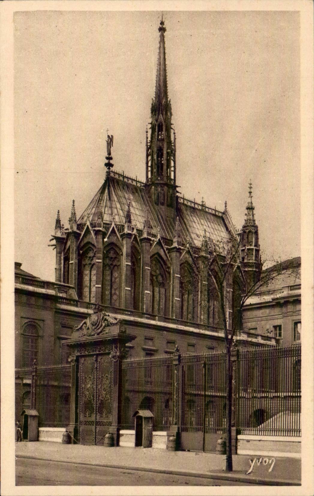 Paris CPA La Sainte Chapelle et la grille du palais de justice