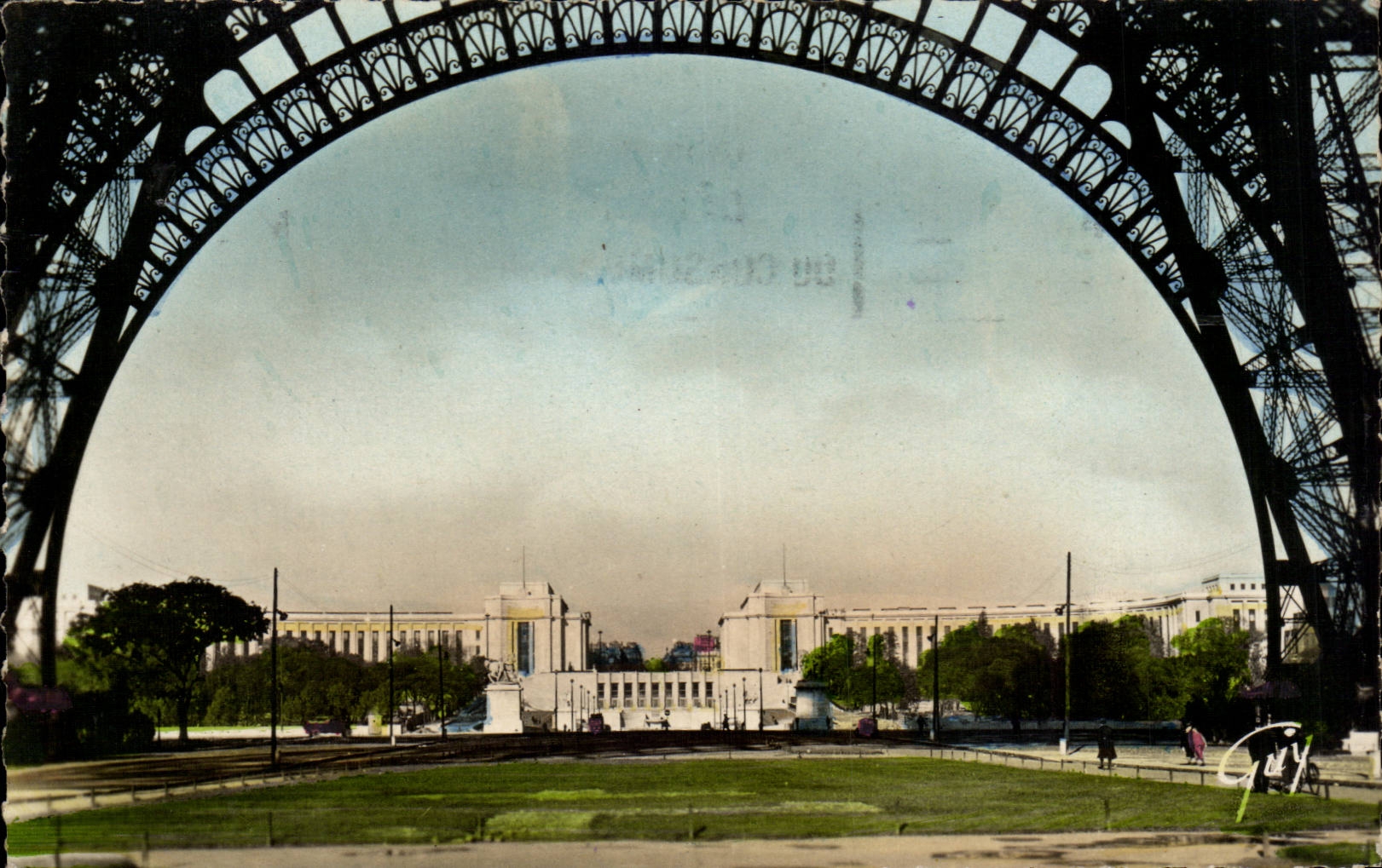 Paris CPM Le palais de Chaillot vu sous la Tour Eiffel