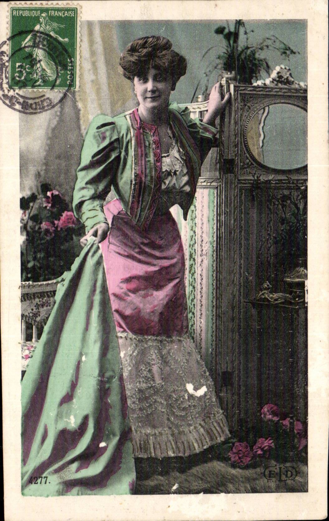 Femme en robe rose et manteau vert — intérieur décoré — éditeur F.D. n°4277