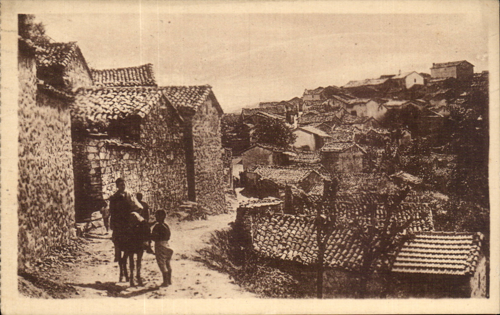 Village kabyle — vue de rue avec habitants — Fort-National, éditeur inconnu, n° 23