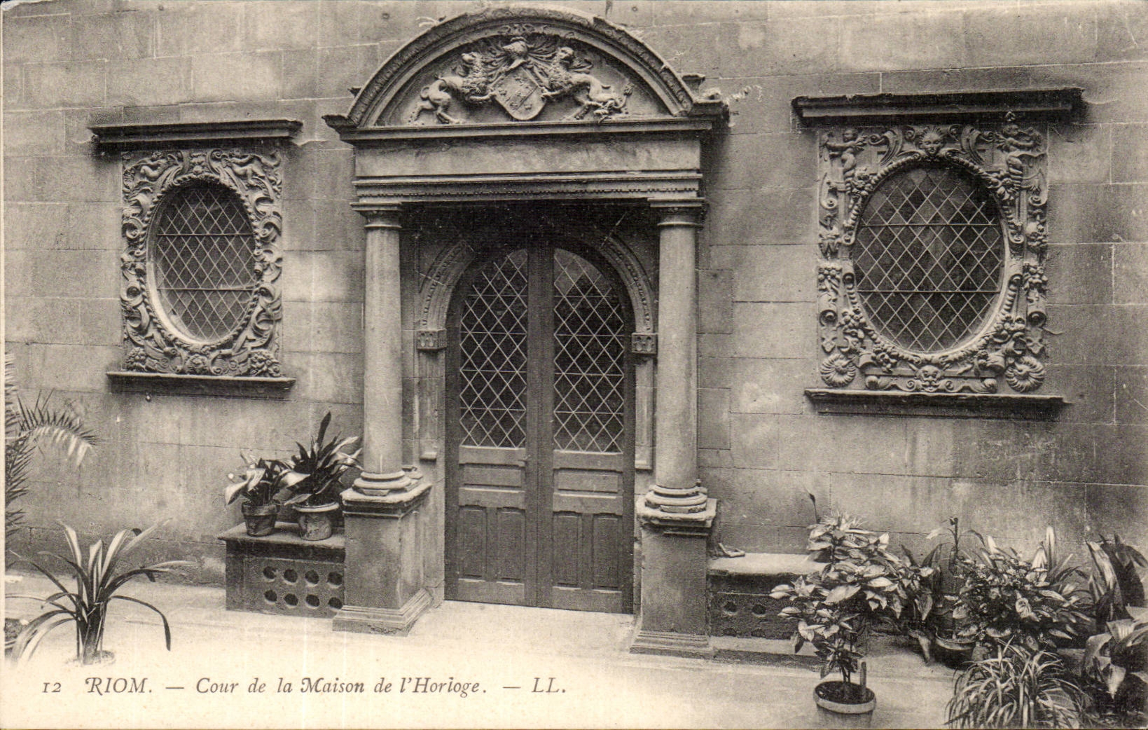 Riom - Cour de la Maison de l'Horloge - CPA 