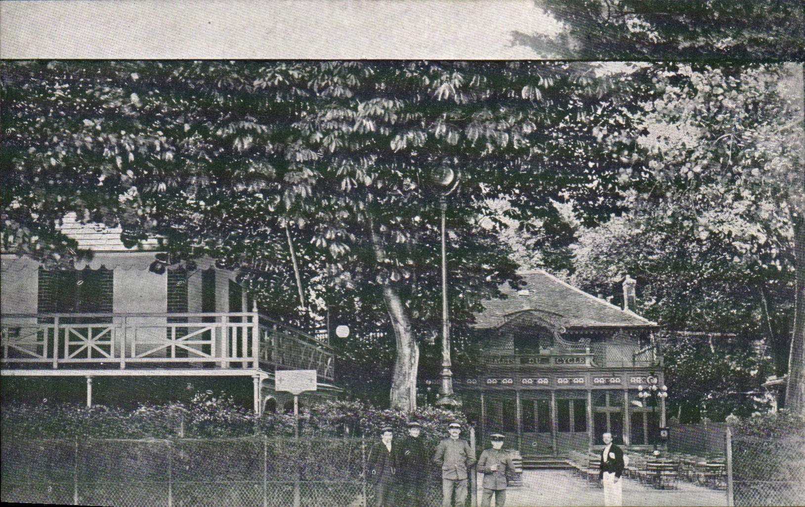 Paris -16 - Bois de Boulogne - Chalet du Cycle Publicite A la botte parisienne Chaussures Mercerie Rue Vavin CPA 
