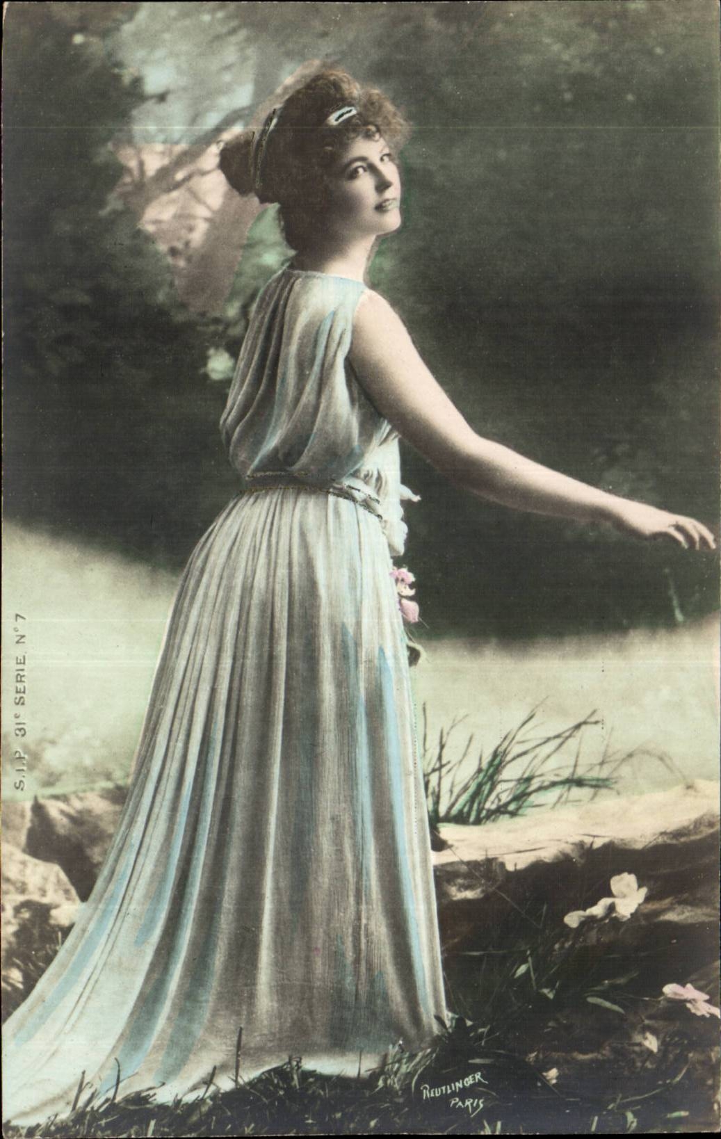Jeune femme en robe longue — scène naturelle — Reuthinger Paris, série N°7