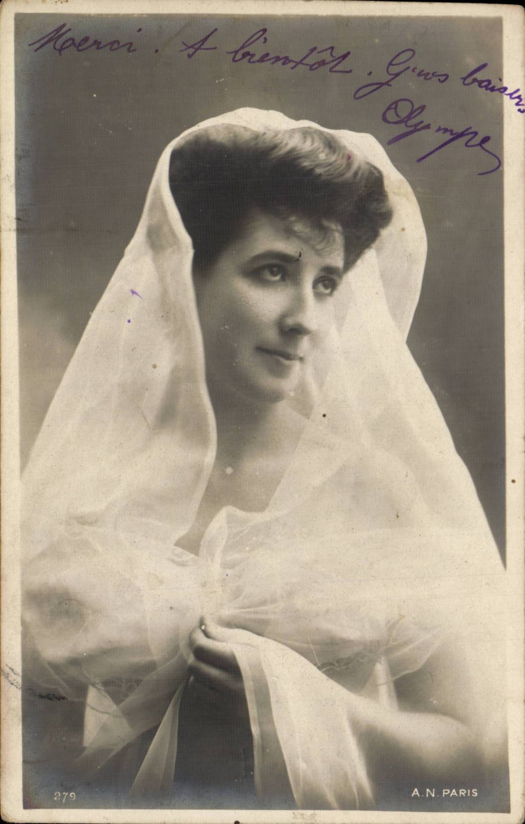 Fantaisie - Femme - Regal Woman with Flowing Veil - CPA 