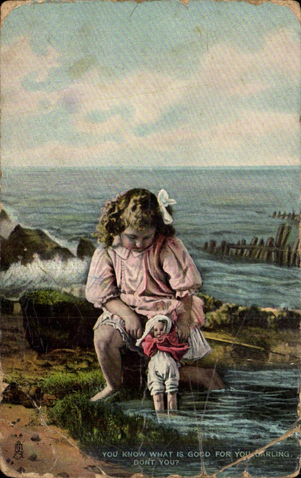 Fille jouant avec son poupée au bord de la mer — Tuck's Post Card n° 103