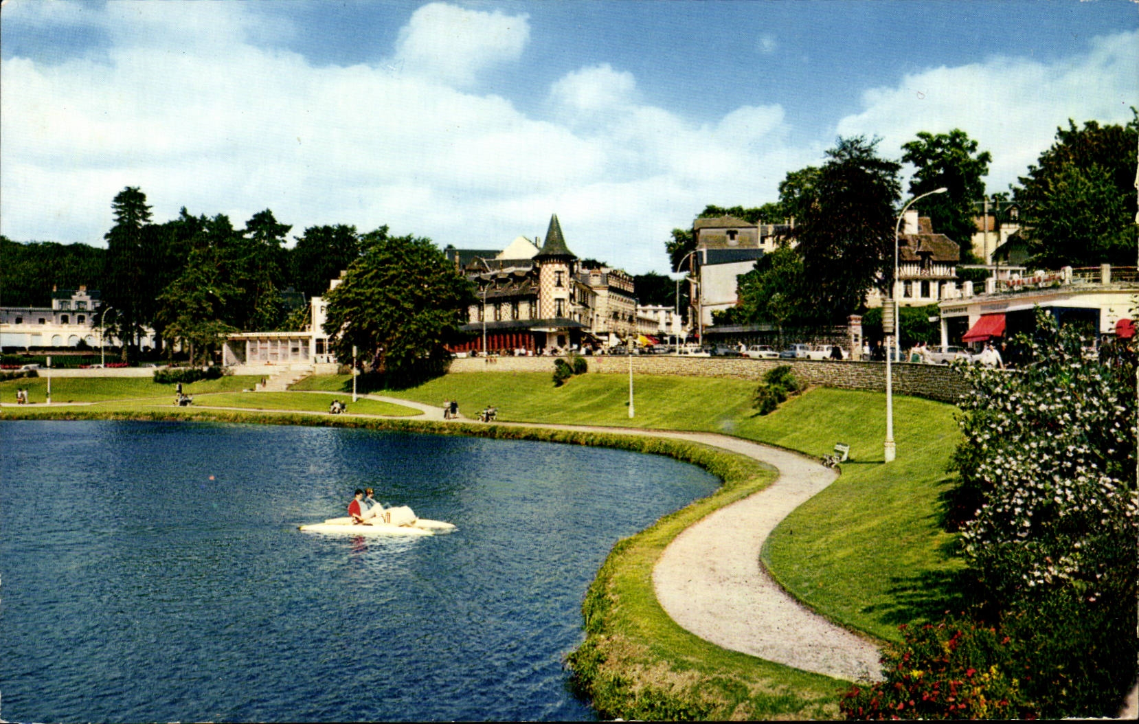 Bagnoles-de-l'Orne — Il lago e il casinò dei bagni — Couleurs Naturelles