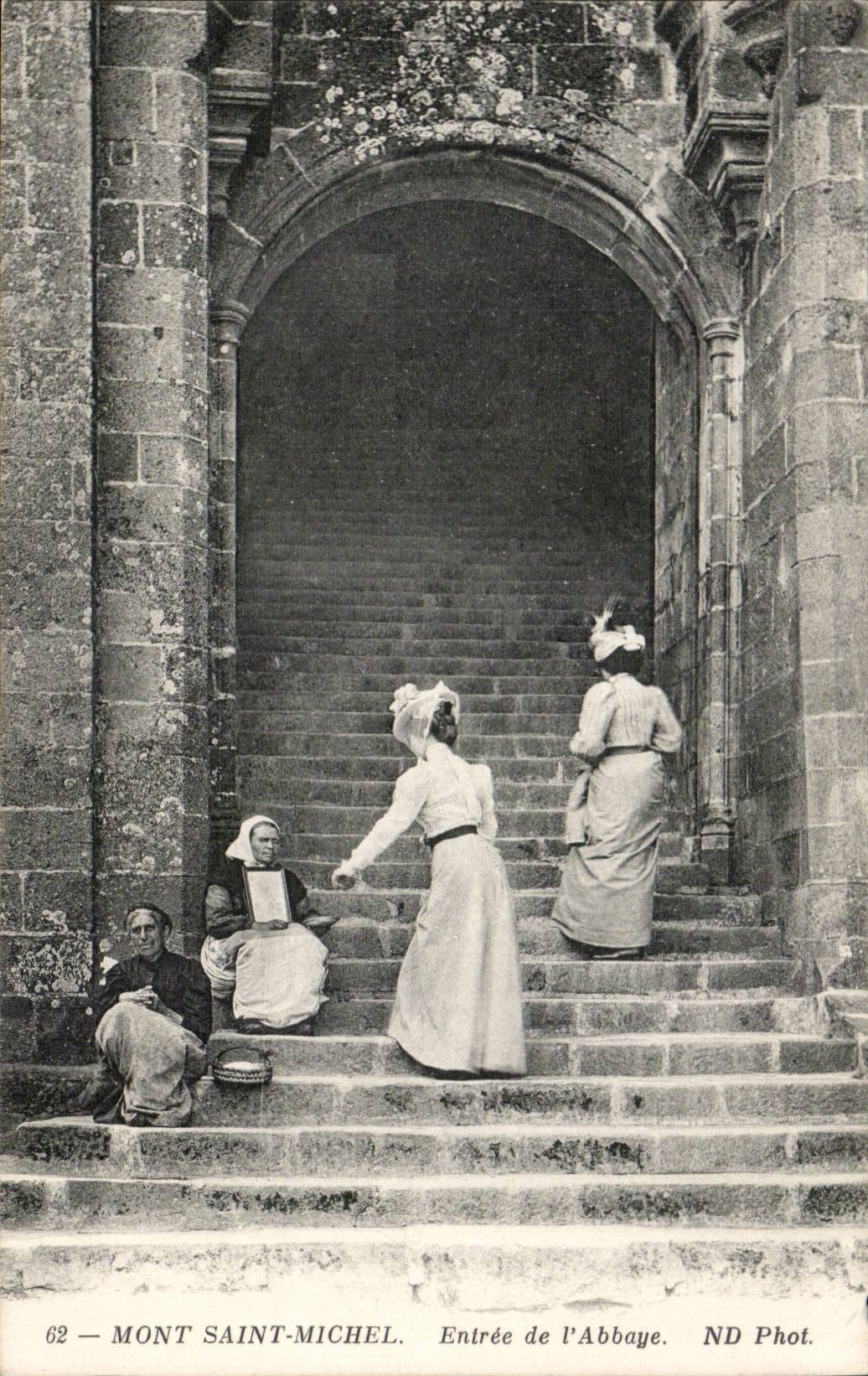 Mont-Saint-Michel — Entrée de l'Abbaye — ND Phot.