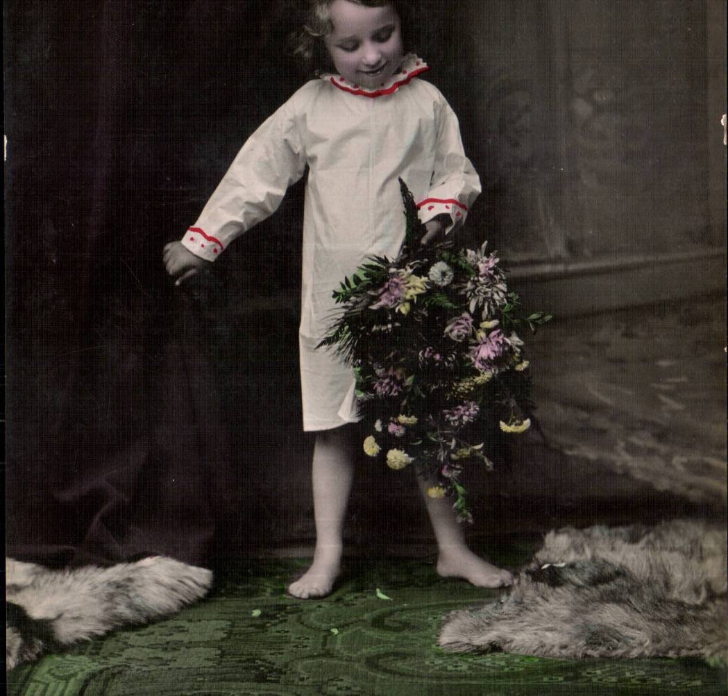 Fantaisie - Enfant - Child with huge bouquet - CPA 