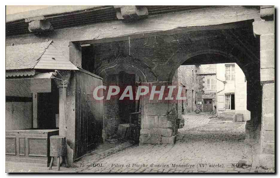 Pilier et Porche d'ancien Monastère (XVᵉ siècle) — DOL — N° 75
