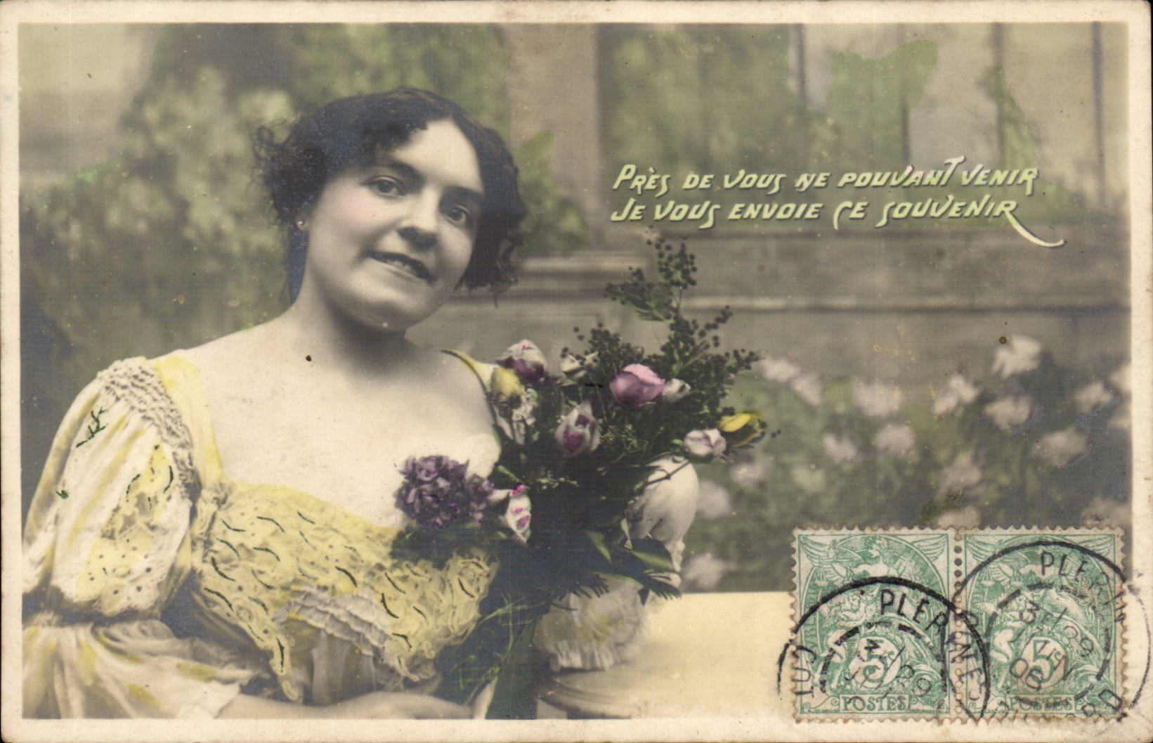Femme en robe jaune tenant un bouquet — texte imprimé 'Près de vous ne pouvant venir je vous envoie ce souvenir' — éditeur inconnu