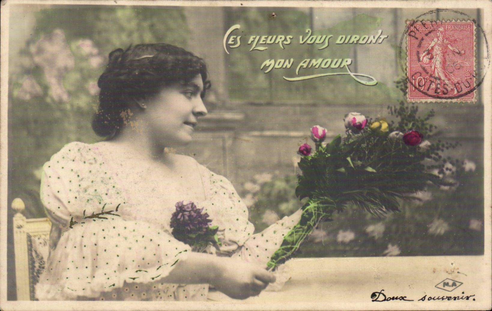 Femme tenant un bouquet — 'Ces fleurs vous diront mon amour' — M.A. Doux Souvenirs