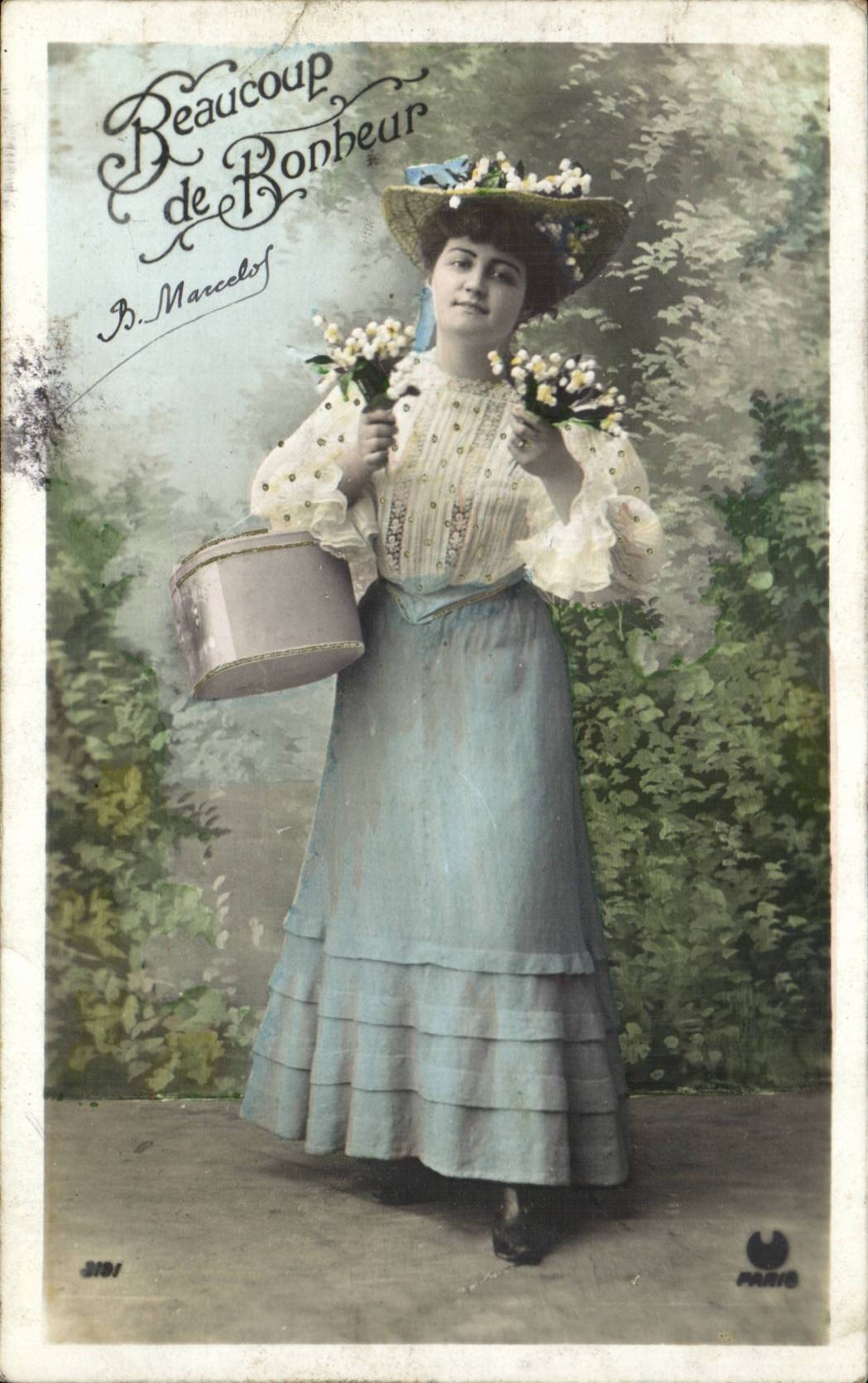 Mujer en vestido azul con flores — B. Marcelos, París — n° 3191