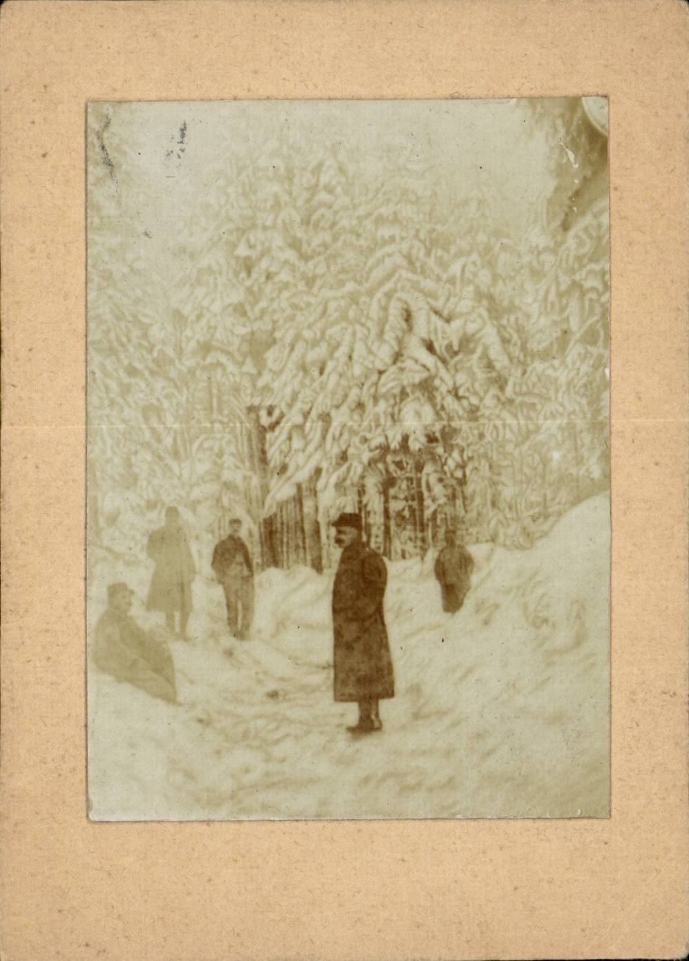 Groupe d'hommes en forêt enneigée — photographie sépia — CPAPHIL
