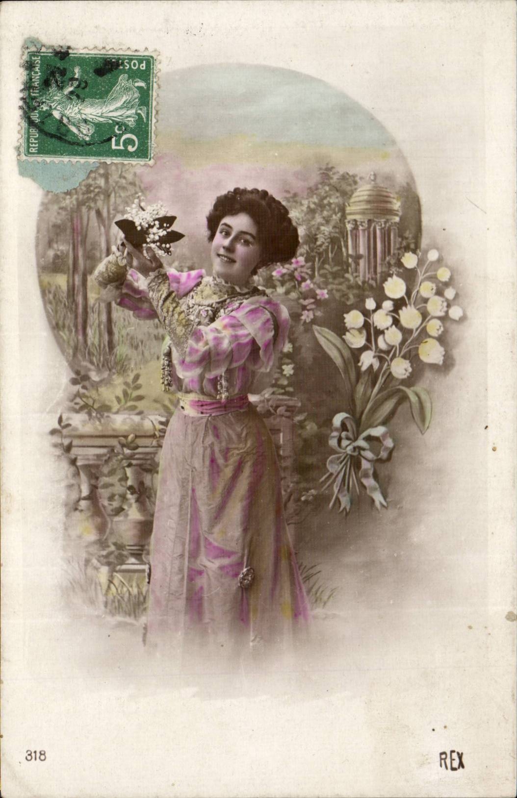 Jeune femme en robe rose et mauve — avec bouquet de muguet — éditeur REX, n°318