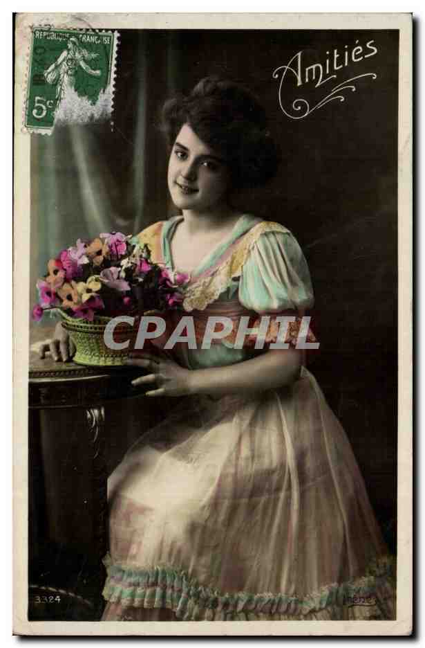 Jeune femme en robe colorée — tenant un panier de fleurs — éditeur 'Amitiés' n°3324