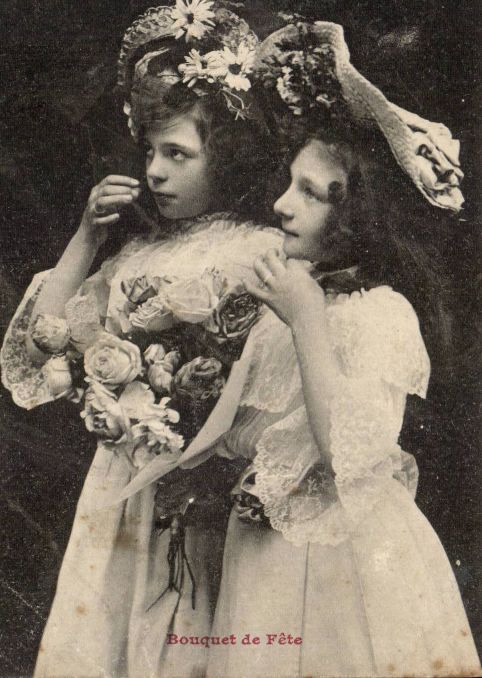 Fantaisie - Enfant - Cute little girls with flowered hats - CPA 