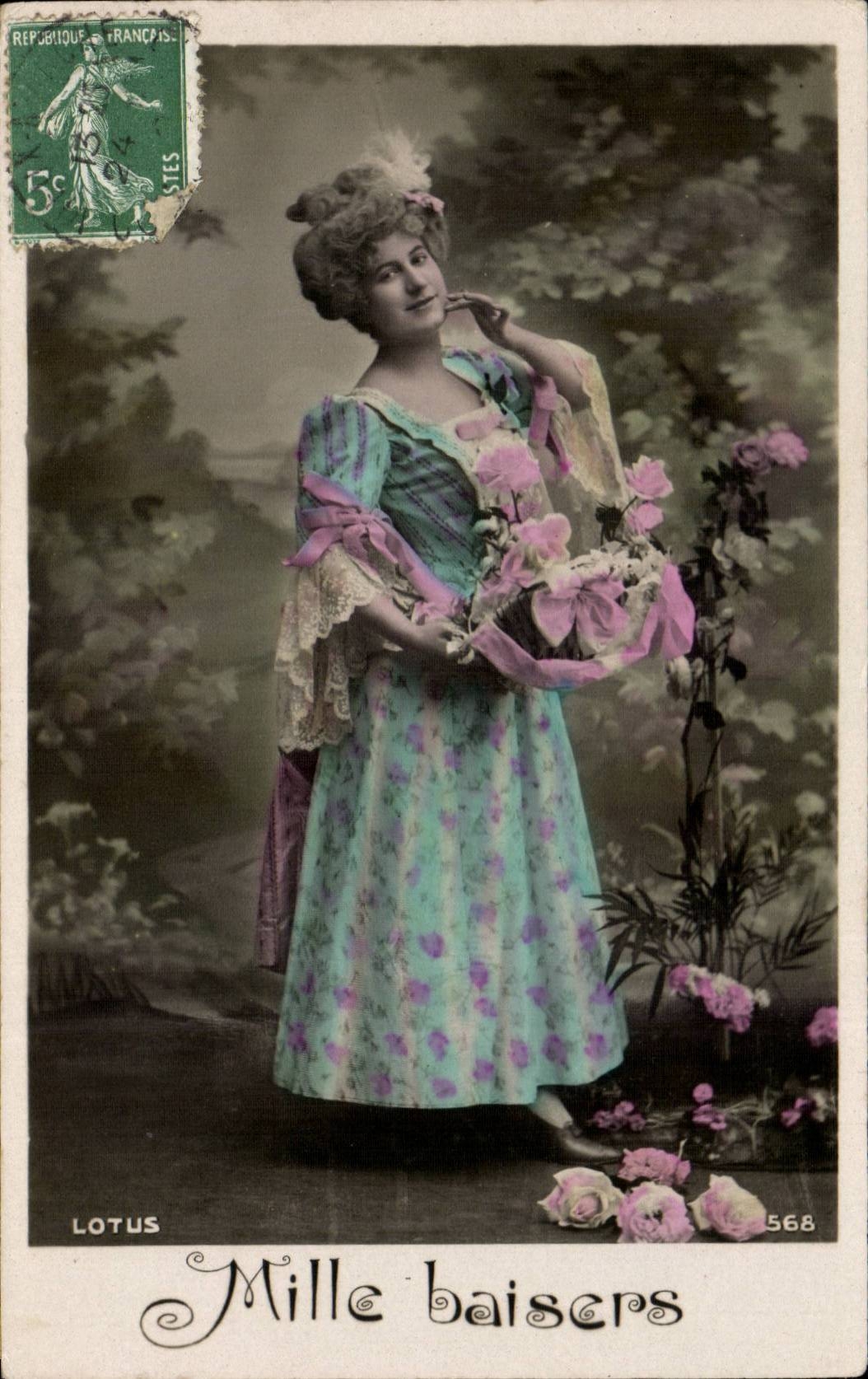 Femme en robe bleue à motifs — 'Mille baisers' — LOTUS n°568