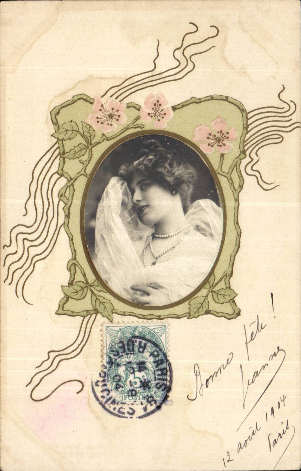 Jeune femme en robe blanche — portrait encadré — éditeur inconnu